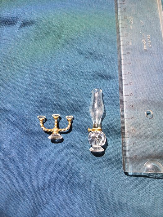 Conjunto de 4 caixas com 8 peças em miniatura de cristal.