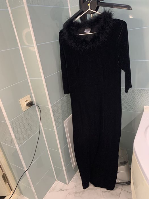 Велюрове плаття з пірʼям страусиним