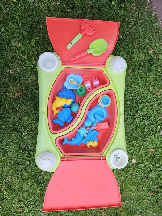 Stolik do zabaw wodą i piaskiem piaskownica dla dzieci z zabawkami