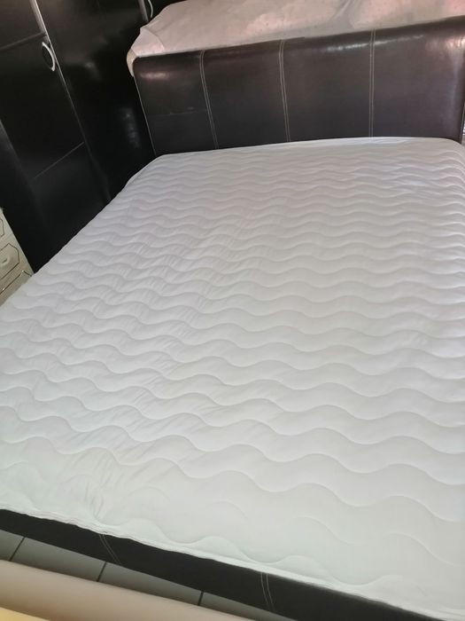 Cama Casal com Cabeceira em Pele