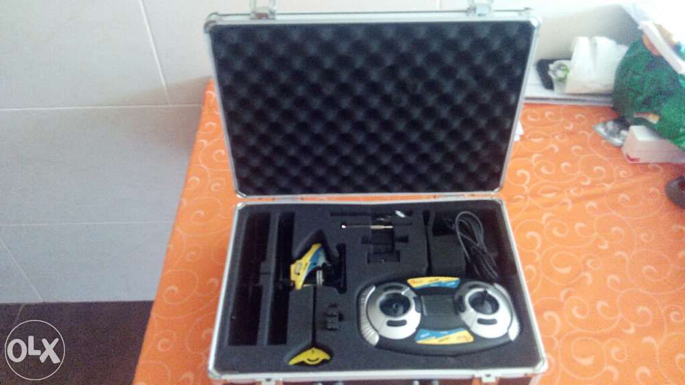 Helicóptero RC com baterias