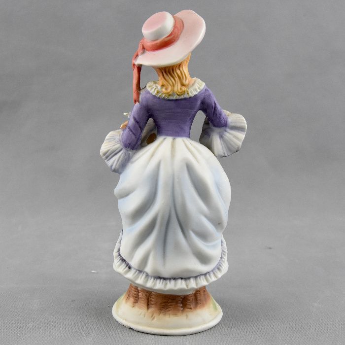 Par de figuras de Menino e Menina em Biscuit, pintados à mão