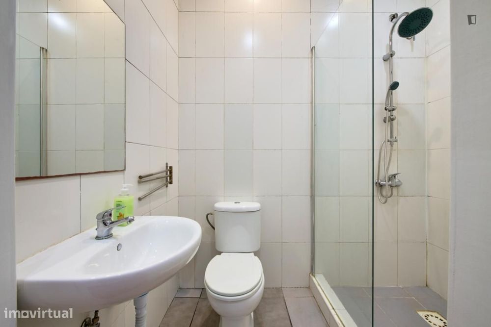 Quarto - localizado em Alameda Lisbon