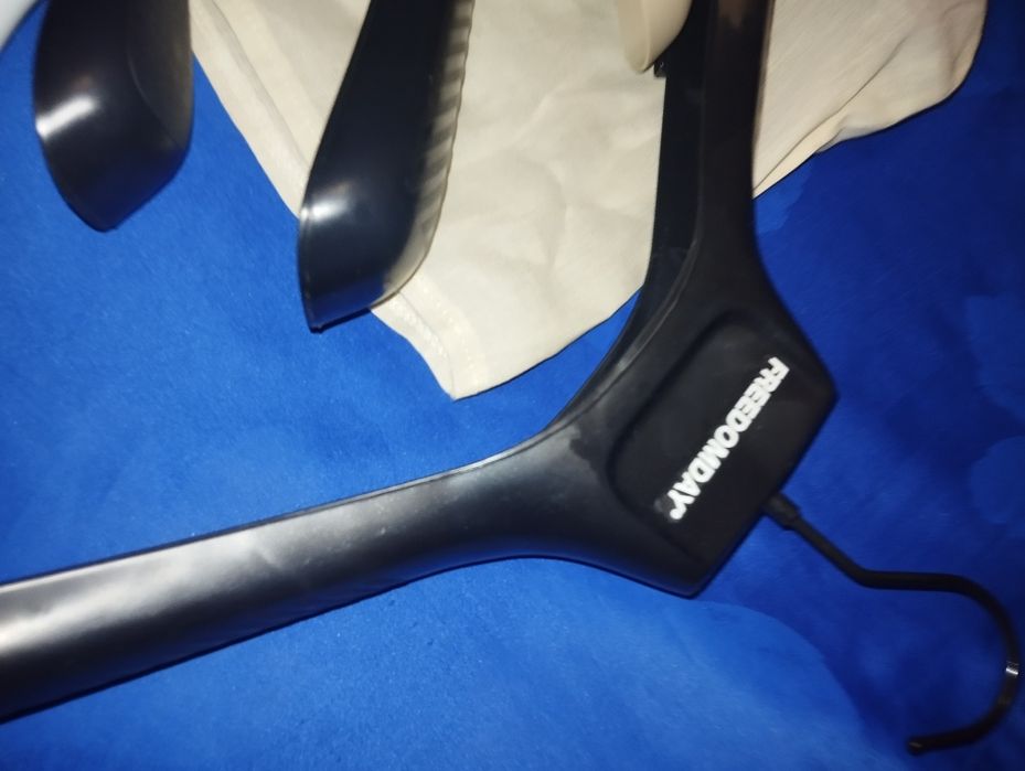 Брендові тремпеля вішалки для одягу.