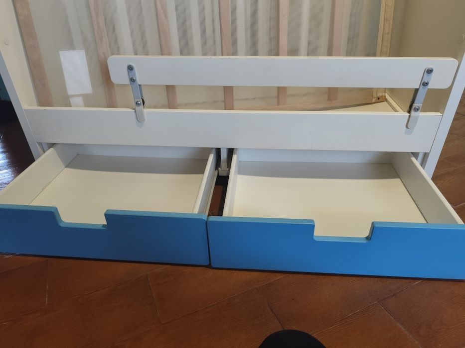 Cama de grades e secretária/muda fraldas