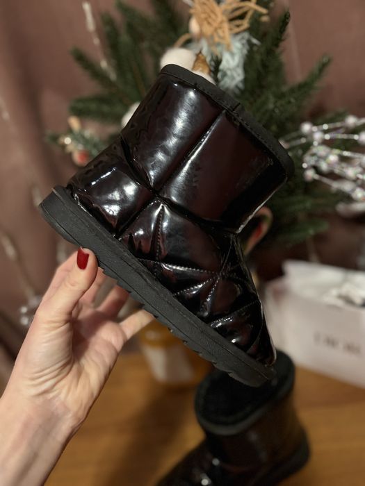 Уггі для дівчинки лакові