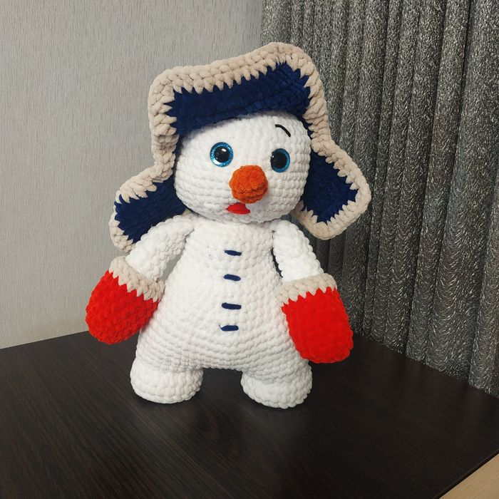 В'язаний сніговик ручної роботи