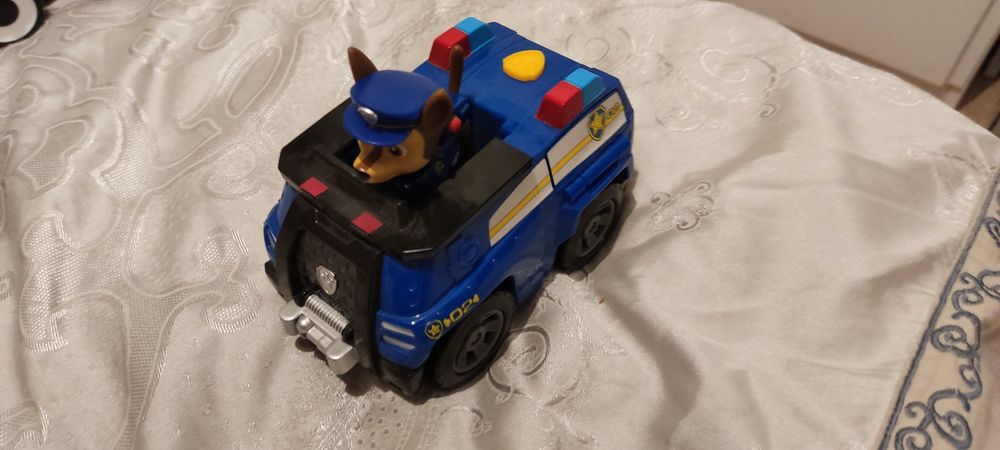Samochód transformujący Psi patrol plus figurka Chasa.