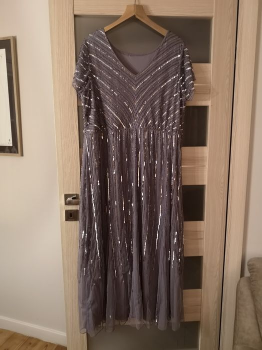 Piękna suknie balowa z cekinami sprzedam.