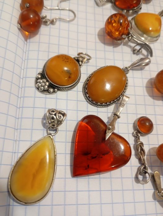Янтарь, серебро и мельхиор с янтарем броши серьги кулоны