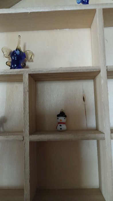 Szkło Murano i drewniana półka