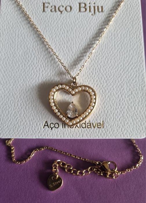 Colar dourado, em aço, com coração rodeado de micropérolas.