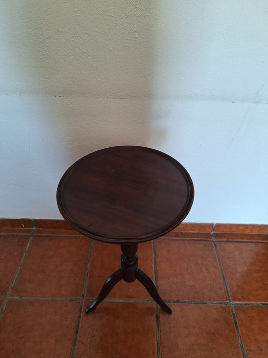 Mesinha Pedestal Redonda Clássica | Madeira Escura Estilo Vintage