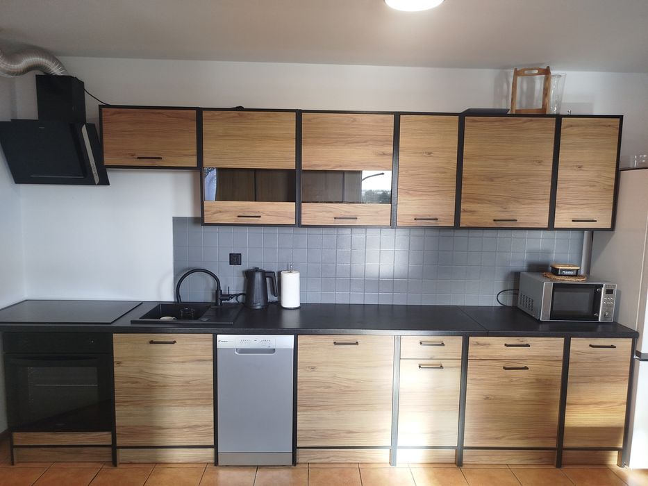 Kuchnia prosta jak NOWA 390cm (2 mies.). Drewno/Czarny mat + Zlew, Słupca