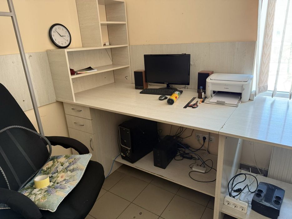 Продам столи компʼютерні письмові (офісні) та інші.  Крісла на колесах