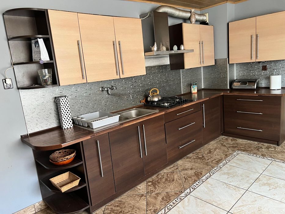 Meble kuchenne w zabudowie, zlew, piekarnik, okap