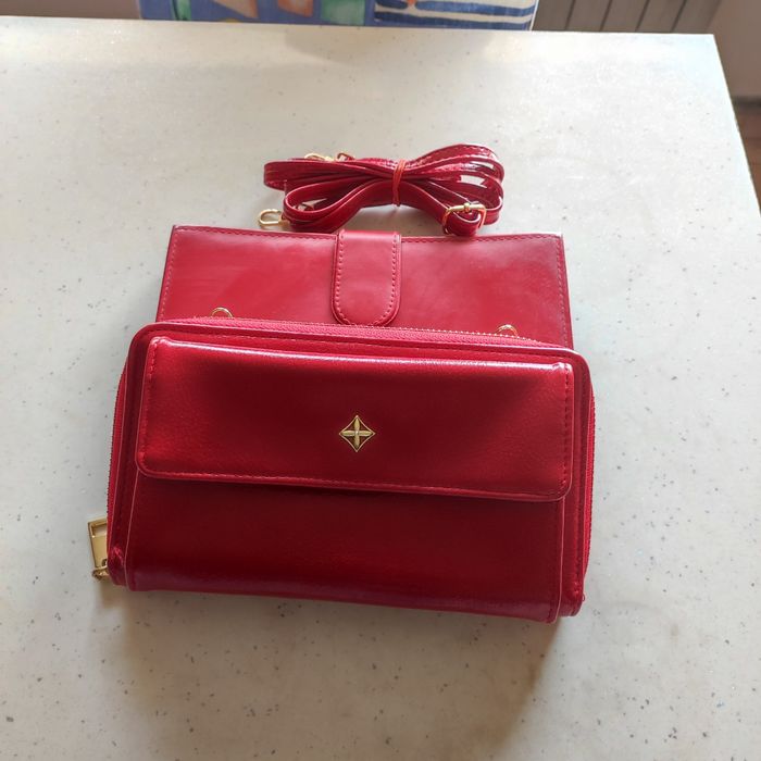 Torebka miała odpinany paseczek-portfel czerwony