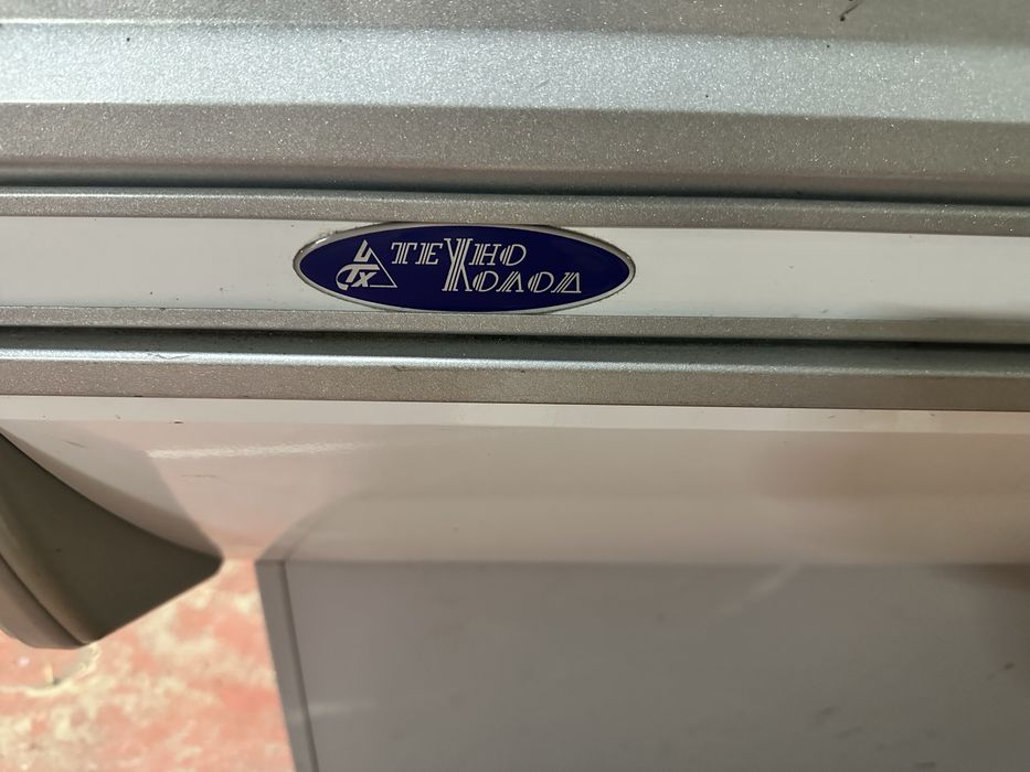 Холодильна вітрина Техно-Холд