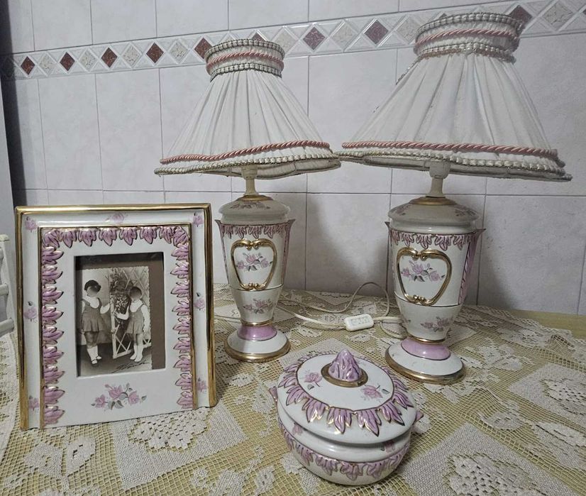 conjunto decorativo em porcelana, em bom estado de conservação