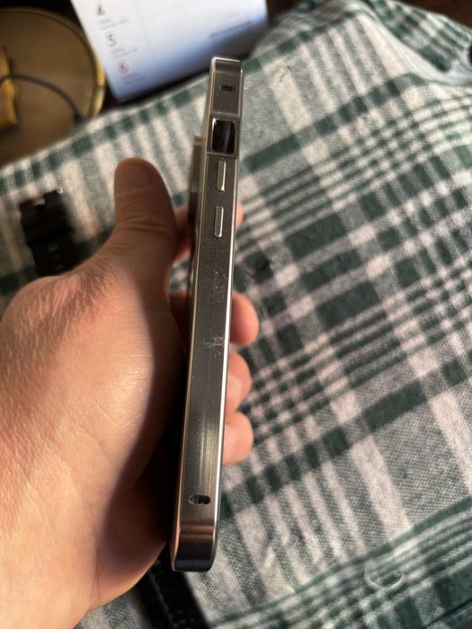 Złote etui na telefon Iphon15