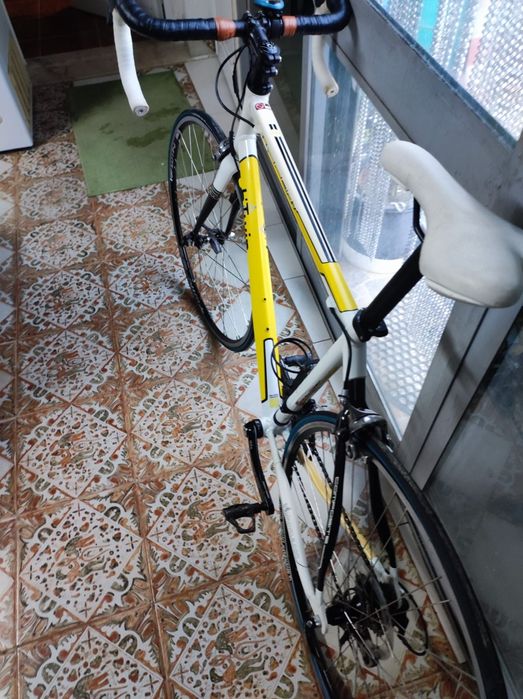 Bicicleta de estrada em boas estado de conservação com o peso de 9 kgs