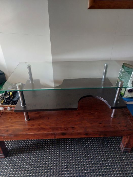 Mesa de vidro com pes madeira