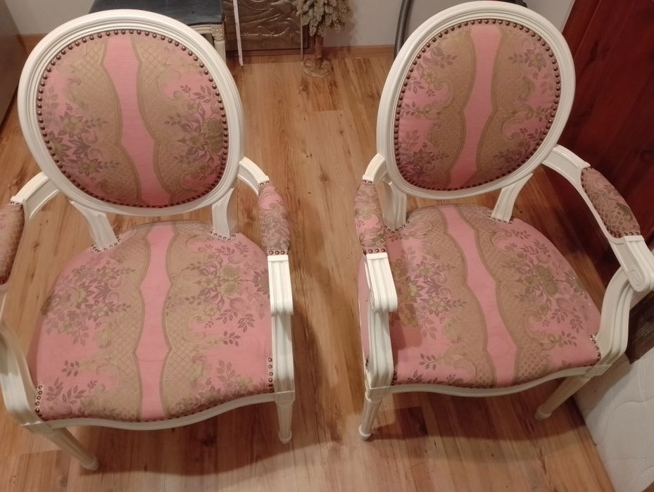Piękne stylowe foteliki medaliony w białym stelażu  komplet