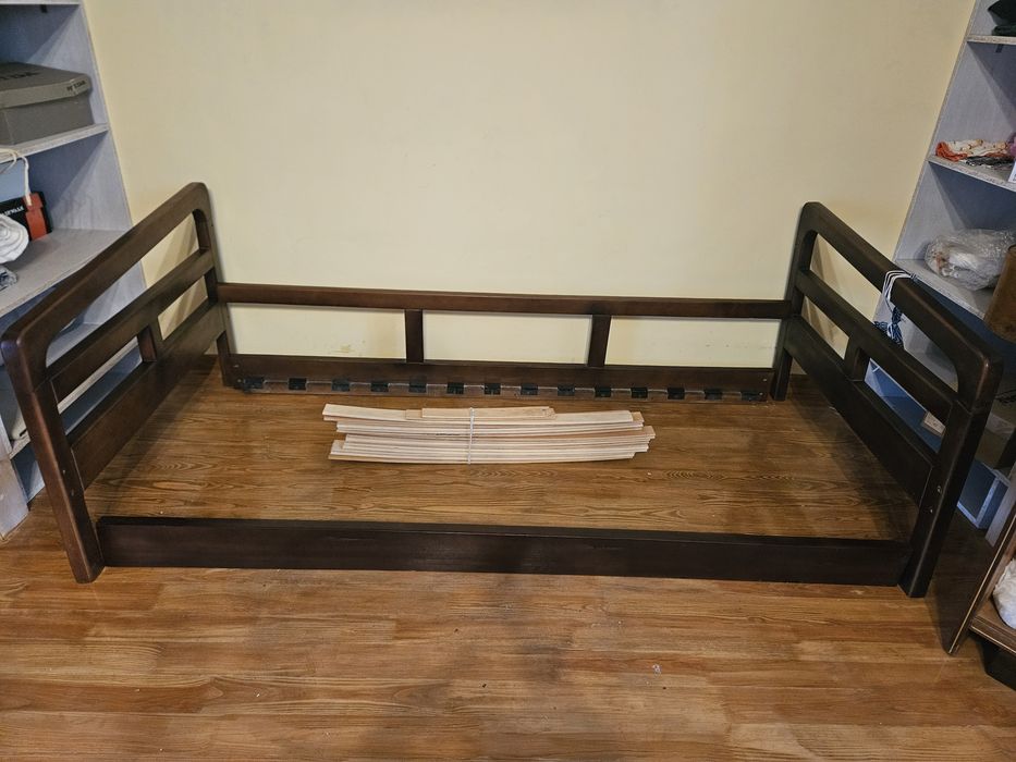 Односпальне ліжко з дерева