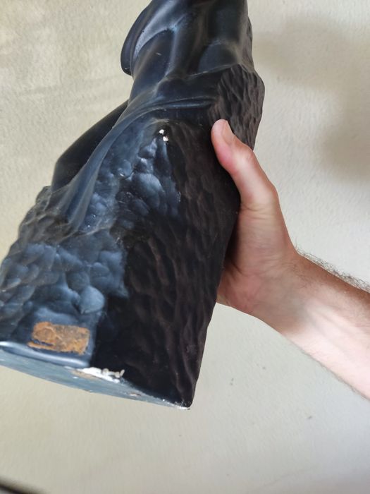 Estatueta em gesso em preto casal nu abraçado