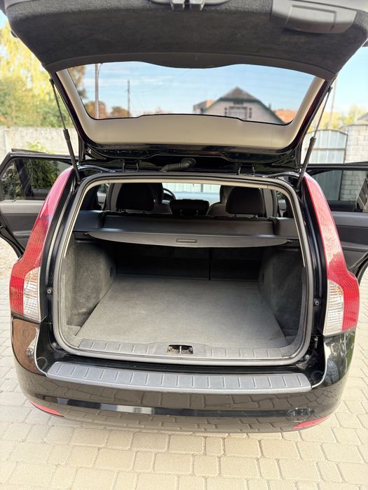 Продаж Volvo v50