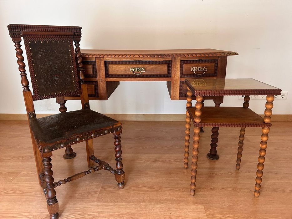 Conjunto de mobiliário vintage estilo neo-renascença em madeira maciça