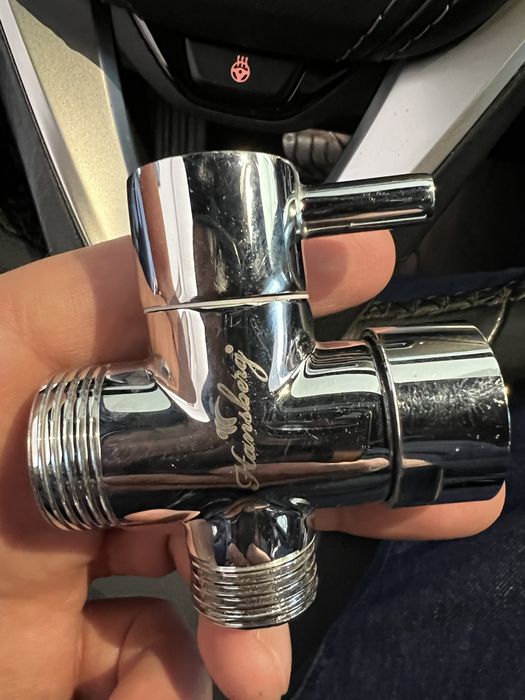 Тройник латунь хромированный на два выхода с переключением