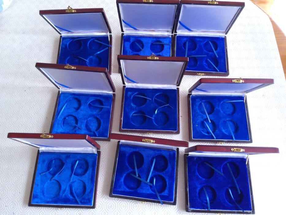 23726# Lote 9 estojos em madeira folheada NOVOS ( cada um leva 4 moedas com Diâmetro 40 mm)