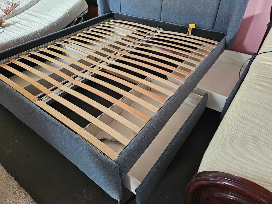 Grande cama com 4 gavetas - Muito bom estado geral à excepção do interior das gavetas