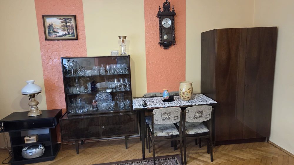 Meble PRL komplet – kredens, witryna, szafa, stół + 6 krzeseł