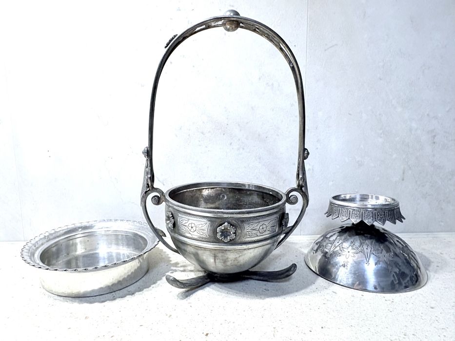 Rara antiga mantegueira / recipiente caviar inglês com banho em prata