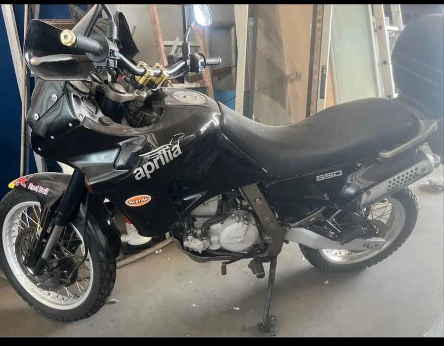 Aprilia 650 de 1995  uma excelente oportunidade.
A mota encontra-se muito bem estimada, sem necessidade de qualquer investimento