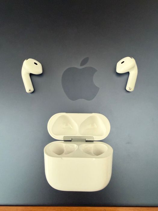 Навушники AirPods 4, в ідеальному стані + кейс з безпровідною зарядкою та виходом type-c, оригінальні