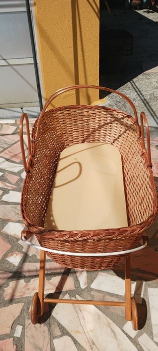 Berço em verga e madeira