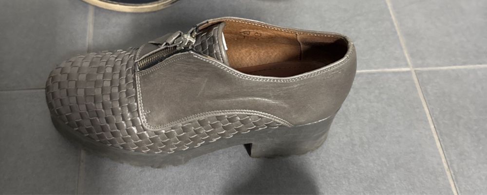 botas loja prof pele com sola borracha/ pele e sapatos  unisa