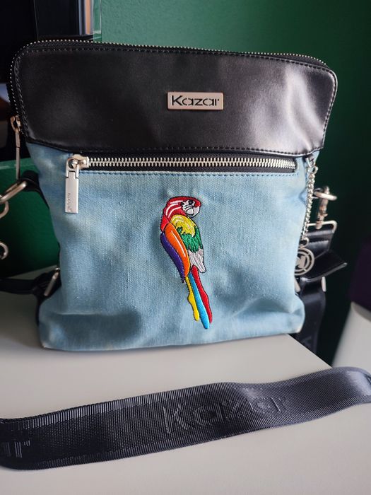Listonoszka Kazar z papugą, widocznie ślady użytkowania