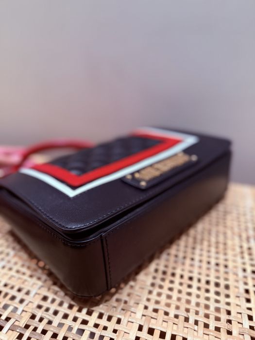 Bolsa em pele, cor preto e vermelho, Moschino