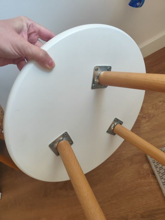 Mesa de apoio com pés em madeira