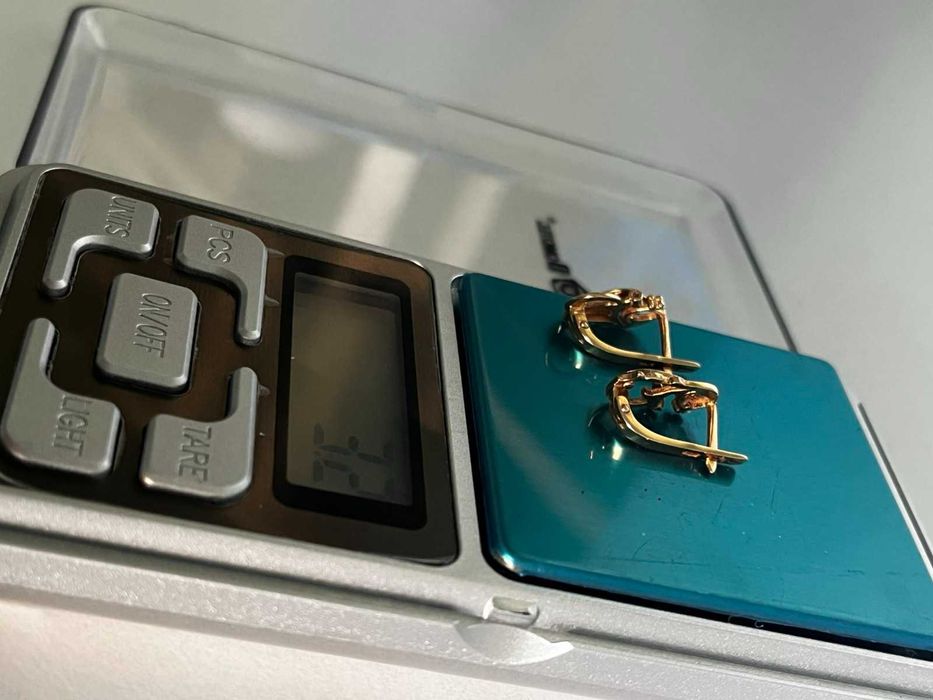 золоті сережки у формі вісімки 3,2 грам 585