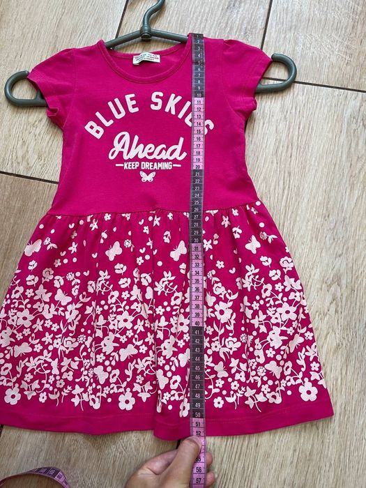 Сукня на дівчину ріст 104- 110см Колір - малина . Длина 52см. талія 28