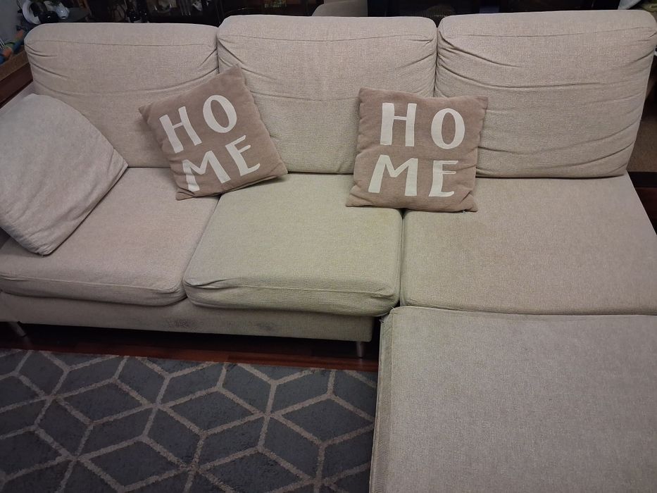 Sofá beje com chaise longue