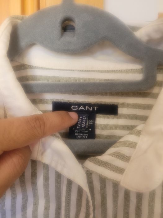 Camisa de senhora da marca GANT, às riscas verticais