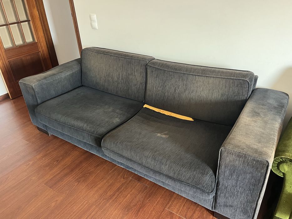 Sofa, mesa e cadeiras