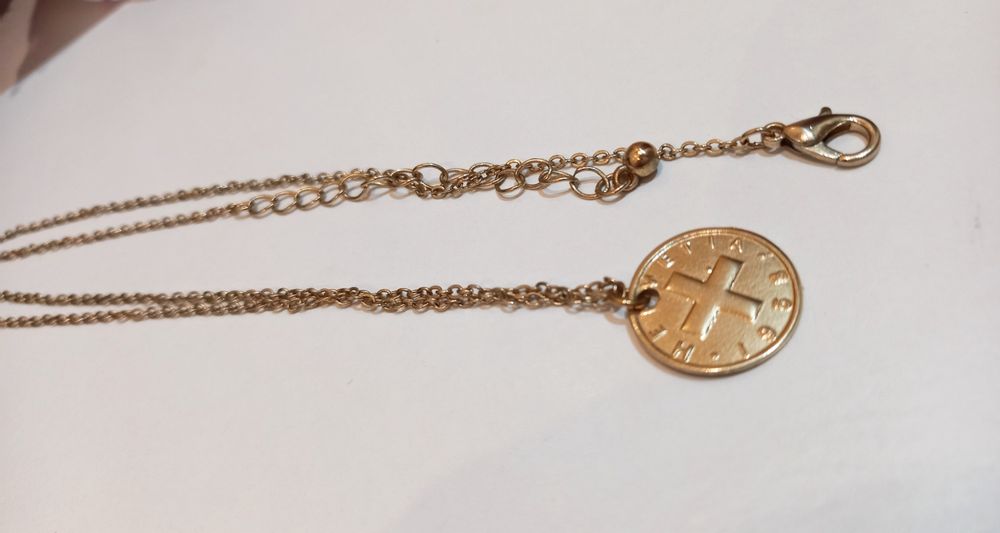 Naszyjnik łańcuszek z monetą długi złoty wisiorek
