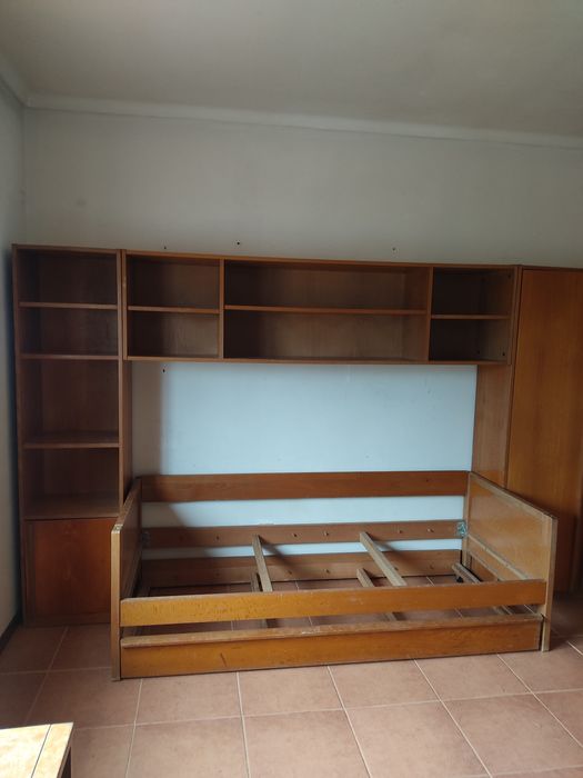 Estúdio c/ 3 módulos de  prateleiras, guarda fato, 2 camas, secretária